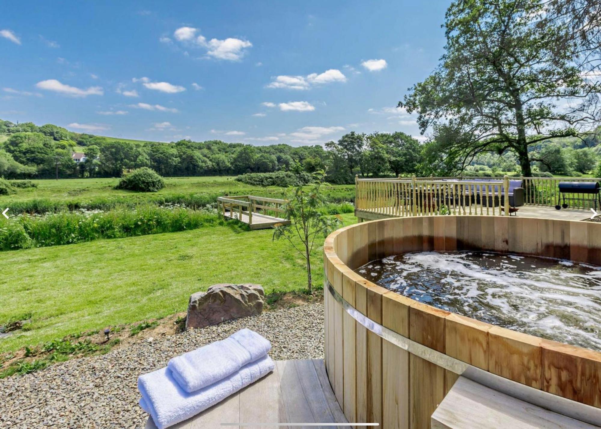 Luxury Riverside Escape In North Devon! Stunning Views *