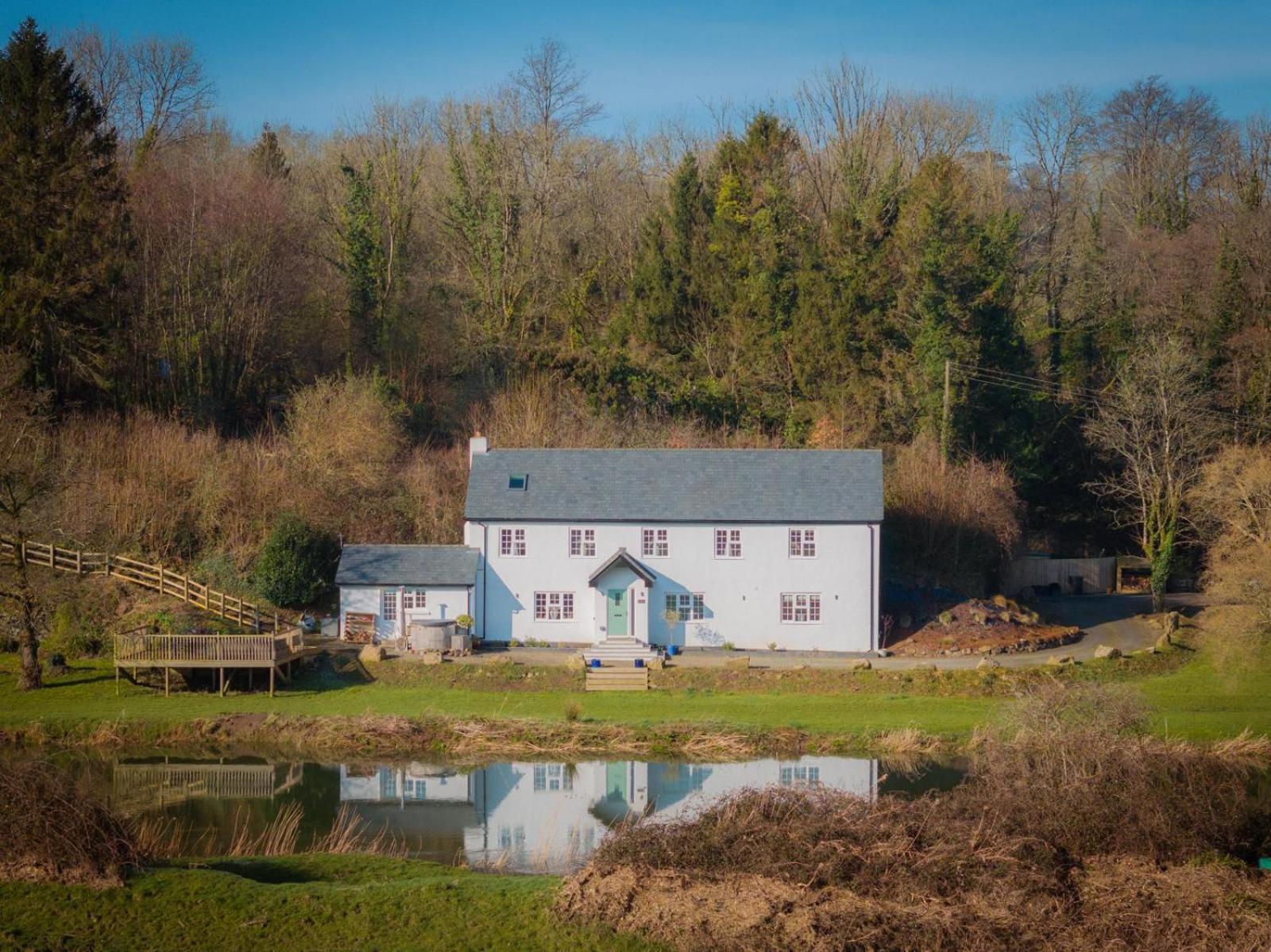 Luxury Riverside Escape In North Devon! Stunning Views *