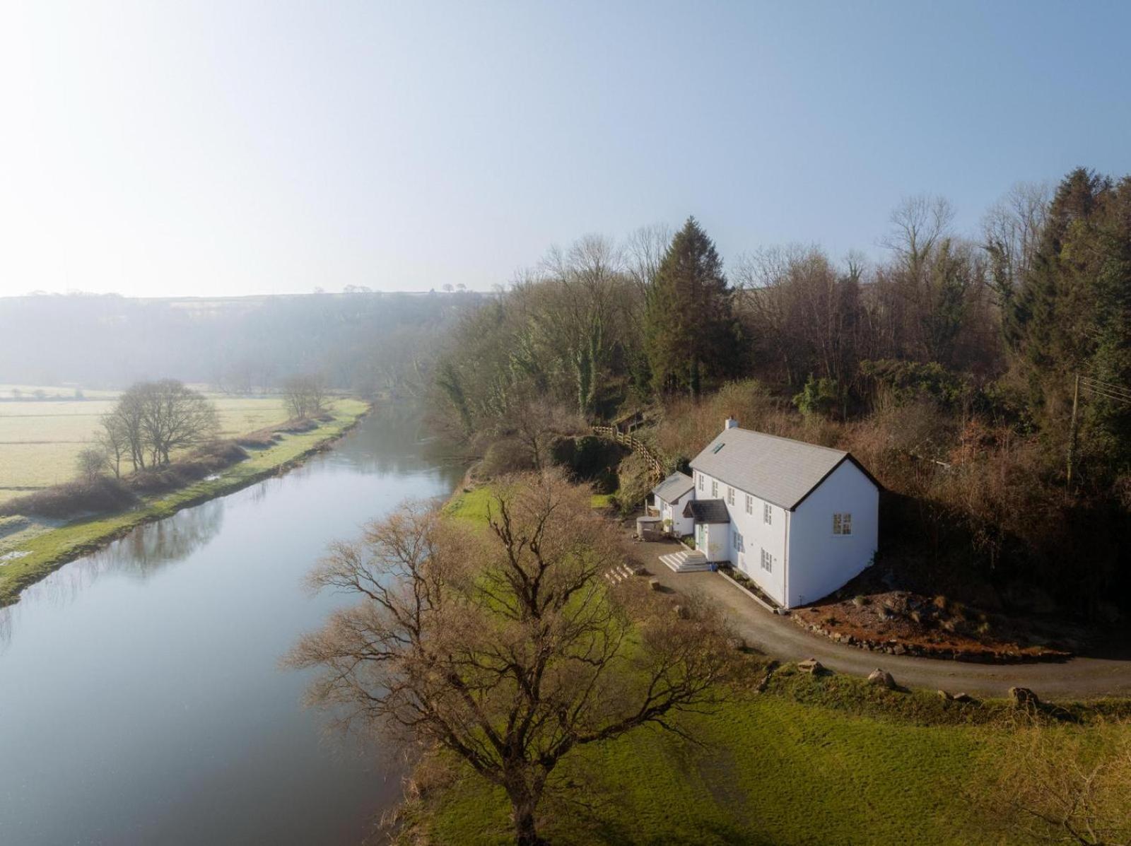 Luxury Riverside Escape In North Devon! Stunning Views Weare Giffard
